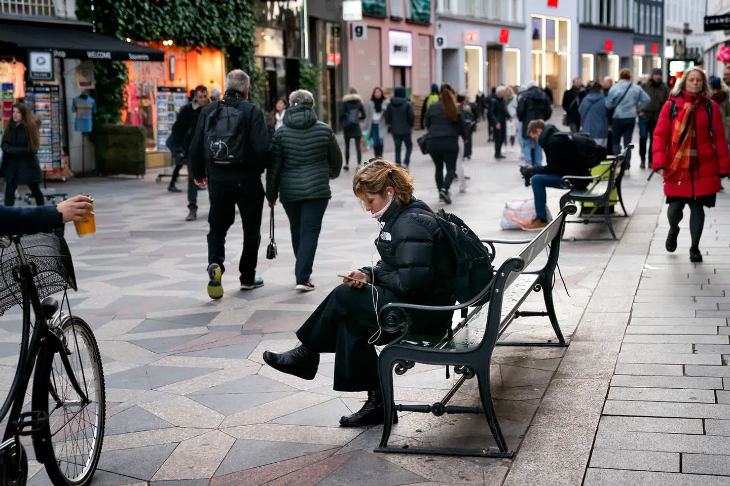 Der var engang for nogle uger siden, at dansk økonomi var i fin form, og danskerne kunne handle og gå ud. Vi skal tilbage dertil så hurtigt som muligt. Presset må nu lægges på sundhedsmyndighederne, så dette kan lade sig gøre.