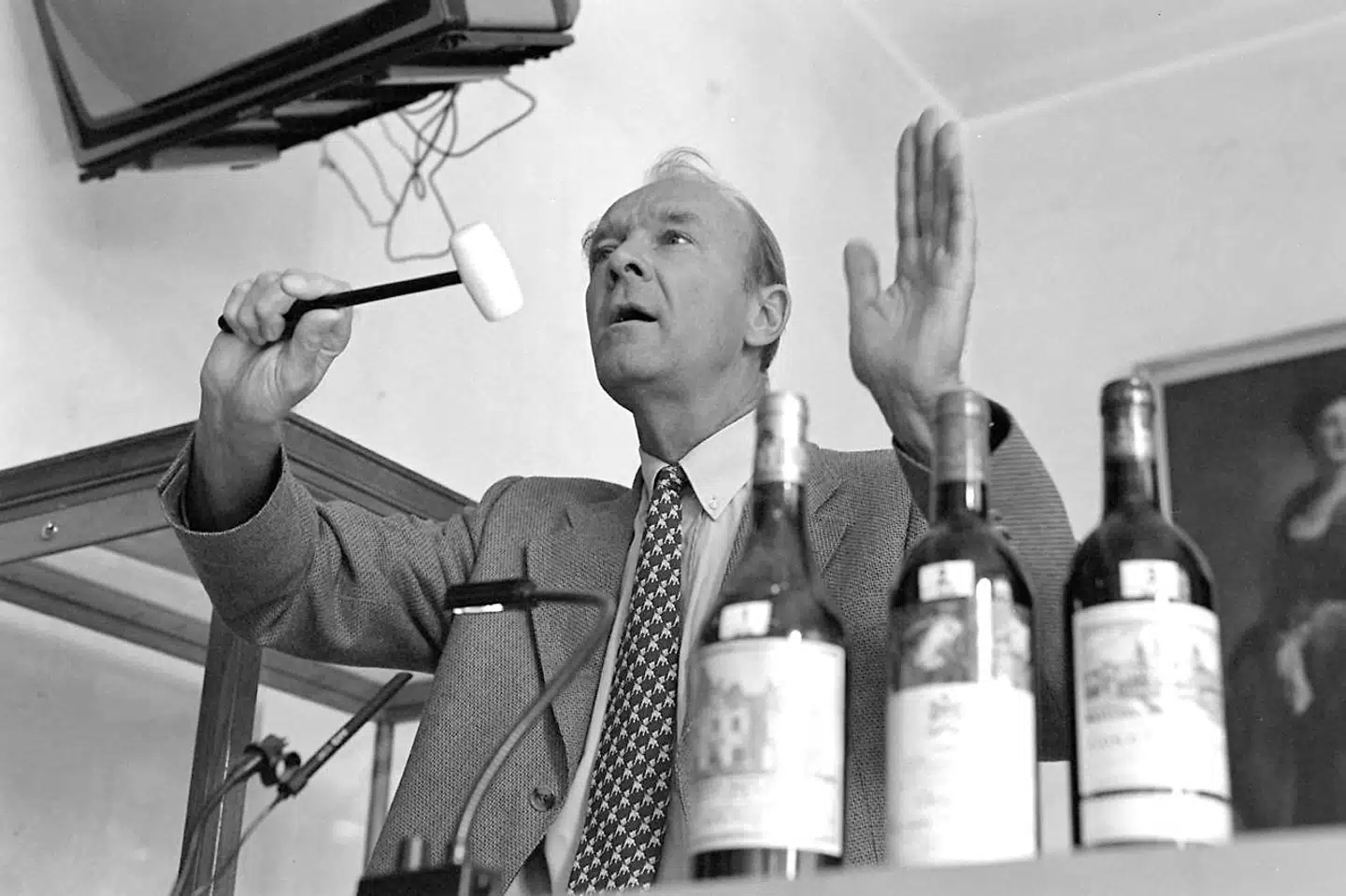 Sådan så det ud i gamle dage, når der var vinauktion hos Bruun Rasmussen. Her er det Jesper Bruun Rasmussen, som står for den store efterårs vinauktion. Nu foregår det online.
