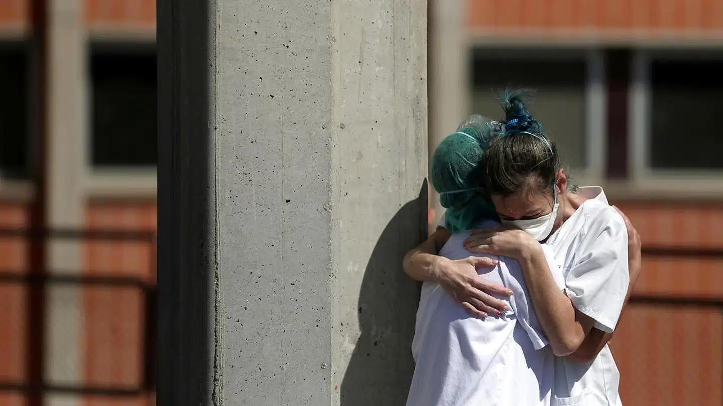 Sygepersonale krammer hinanden uden for en intensivafdeling ved Severo Ochoa Hospital i Spanien.