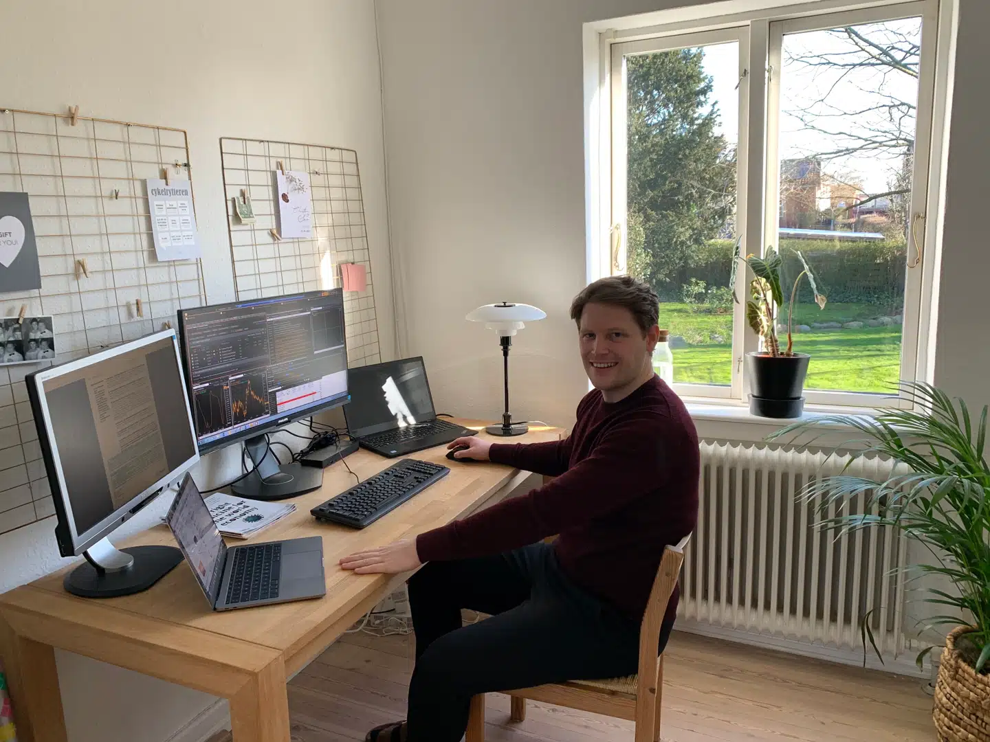 Cheføkonomens hjemmekontor. Søren V. Kristensen bor i Aarhus og pendler til hverdag til Sydbanks hovedsæde i Aabenraa. Han har derfor sparet mange timers transporttid i de seneste par uger.