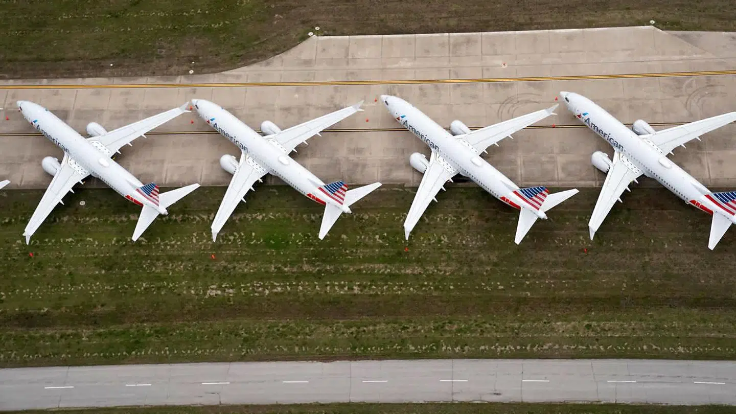 »Vi skal hjælpe de ansatte i luftfartsindustrien, men gøre økonomisk hjælp til flyselskaber betinget af, at de med det samme nedbringer deres udledninger og omstiller hurtigere til grønne brændsler,« skriver Helene Hagel. Fly står stille pga. coronavirus. Foto: REUTERS/Nick Oxford