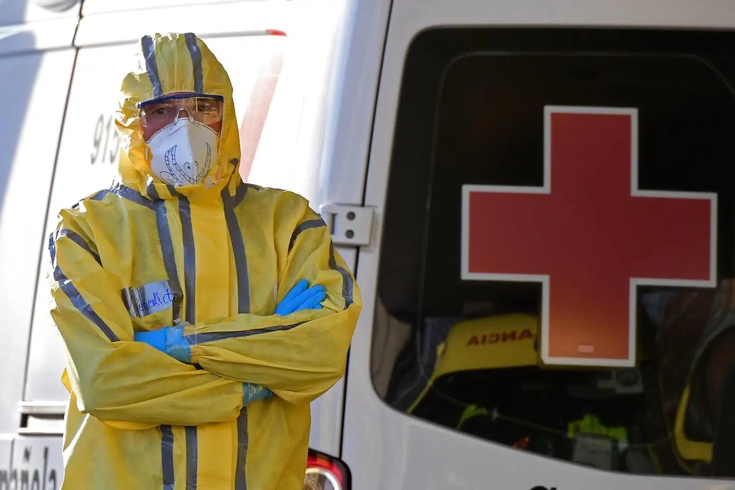 I Spanien er over 4.000 mennesker nu døde, efter at coronavirussen har ramt landet hårdt. Men dødstallet torsdag var lavere end dødstallet onsdag, og nu håber de spanske myndigheder, at det kan være tegn på, at smitten begynder at aftage i landet.