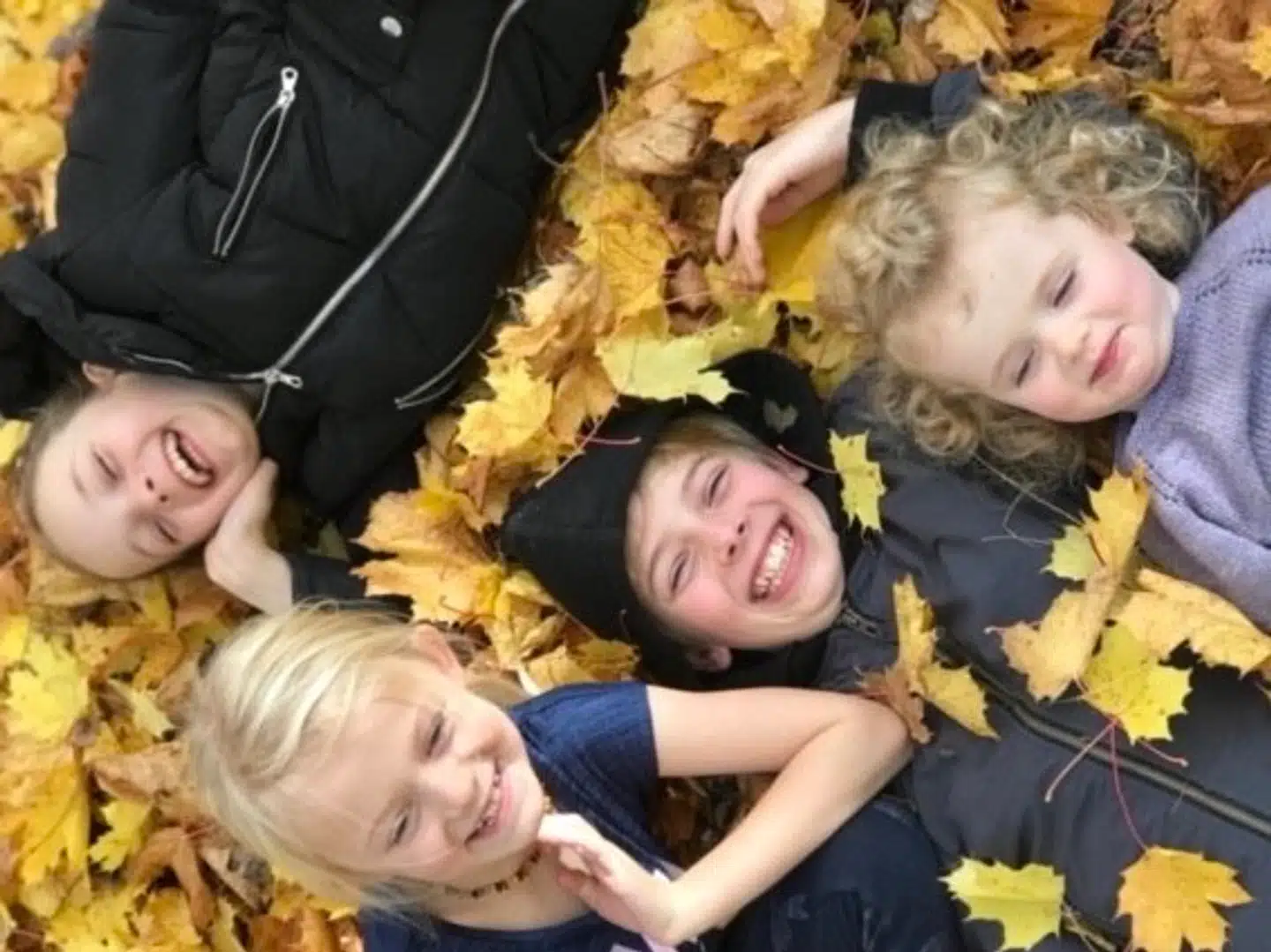 Forældreparrets børn har været hjemme fra skole og børnehave i godt to uger, selv om de svenske skoler stadig har åbent.