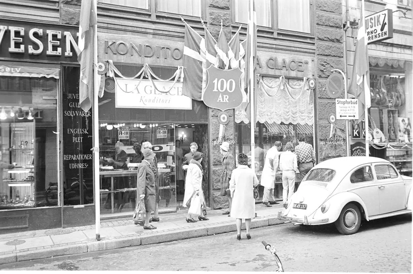 Konditori La Glace var de første til at præsentere danskerne for den eksotiske spise, is. Det var i 1870. Her strømmer folk til konditoriet i Schoubogade i København i 1970 i anledning af 100 års jubilæet. Det og meget, meget mere kan man læse om i »Det vidste du heller ikke om Danmark«.
