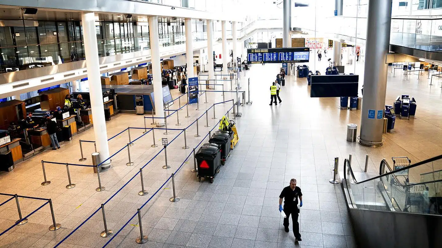 Danmark er lukket, og Københavns Lufthavn er stort set øde. Jo længere, nedlukningen vil vare, desto dyrere bliver det for dansk økonomi.