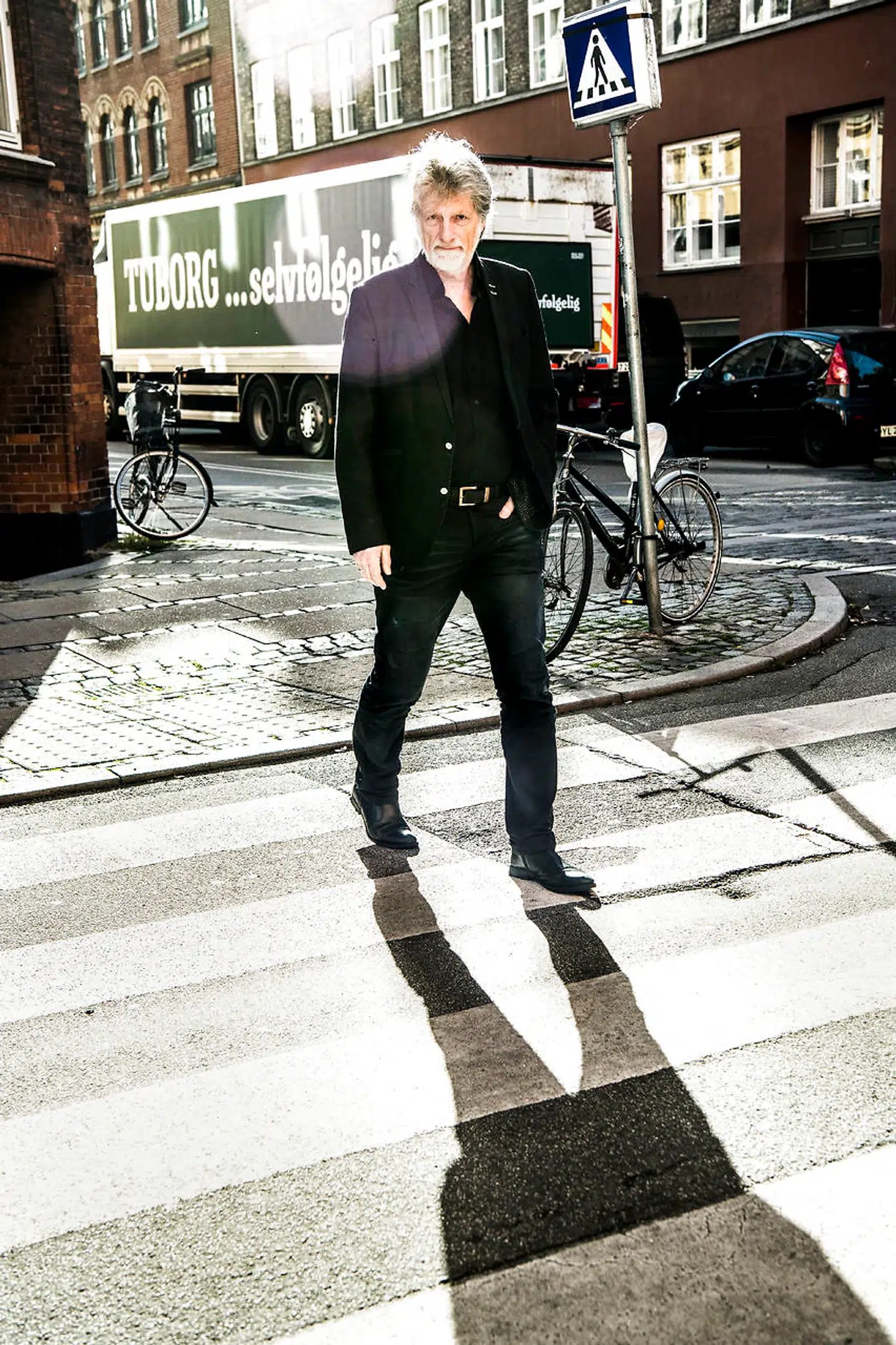 »Da jeg var ung, fik man 500 kroner i fremmødetillæg, hvis man var med i et program på DR. I dag skal man bare bukke og skrabe og være glad, fordi ens deltagelse jo kan gavne ens virke ved siden af,« siger Ivan Pedersen, der advarer sine kollegaer mod at give deres musik væk gratis.