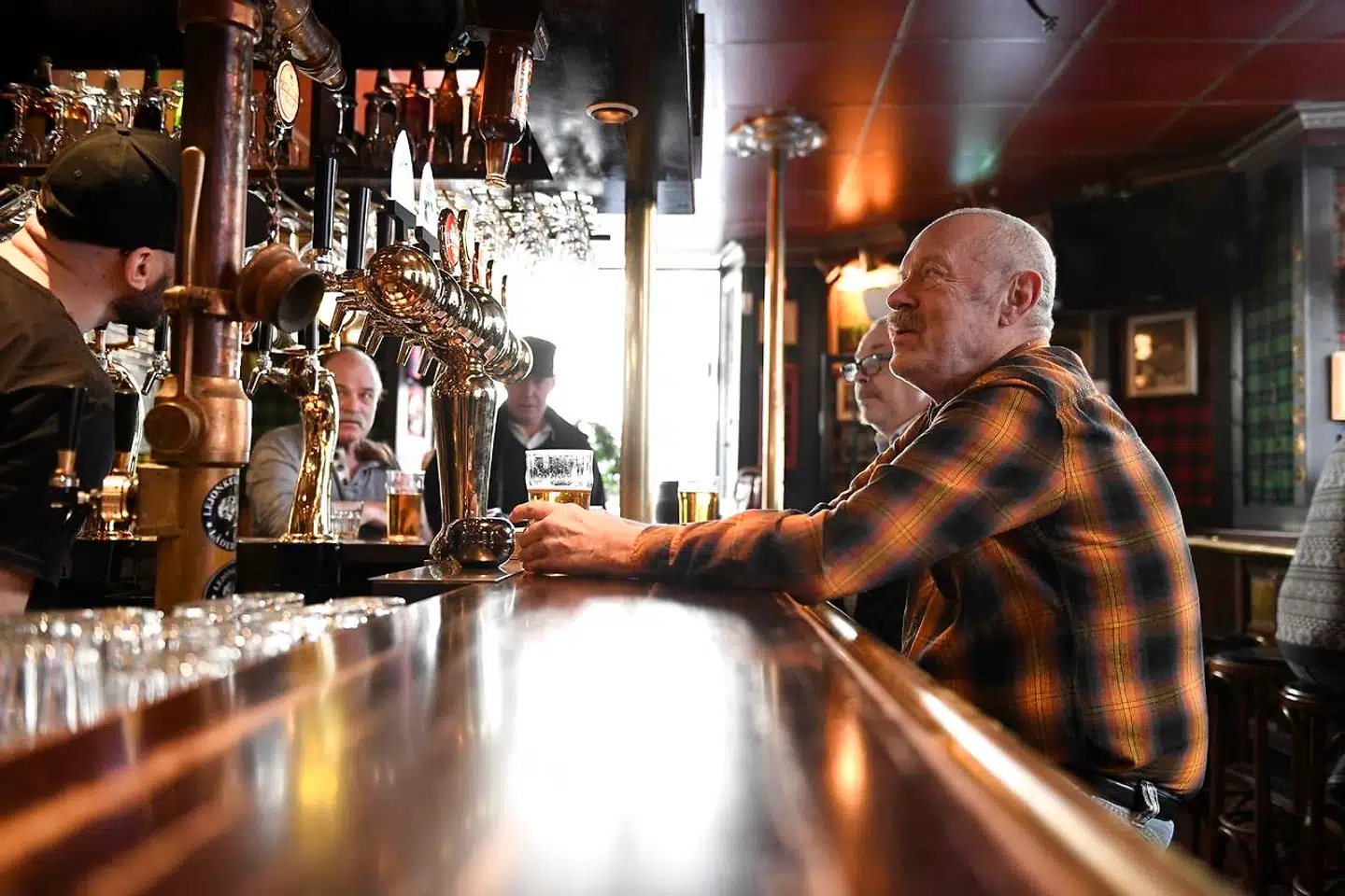 Gæster mødes fortsat og drikker øl på Half Way In, et værtshus i det centrale Stockholm. Normalt rejser svenskerne til Danmark for at få billige øl, nu er det danskerne, der skal rejse til Sverige, hvis de vil have en øl serveret ude.