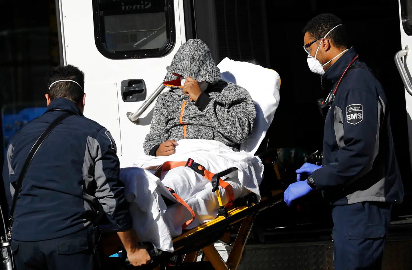En patient ankommer til Mount Sinai West Hospital in New York City. USAs største by har over 20.000 registrerede tilfælde og over 280 døde af virussen.