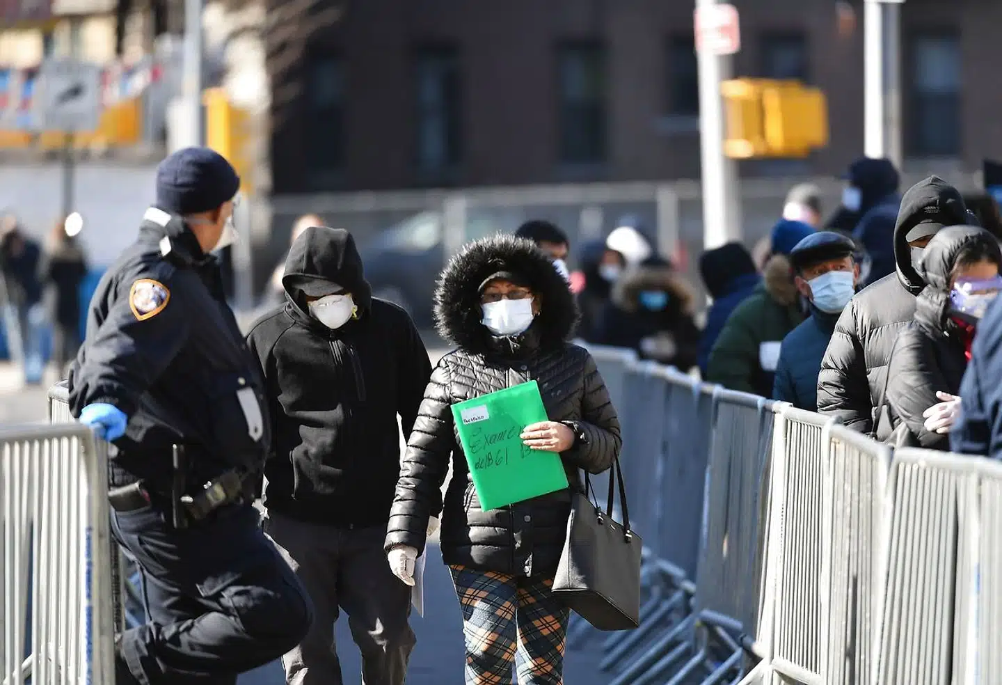 Foran Elmhurst Hospital Center i Queens-bydelen i New York City er der nu lange køer for at blive testet for coronavirussen.