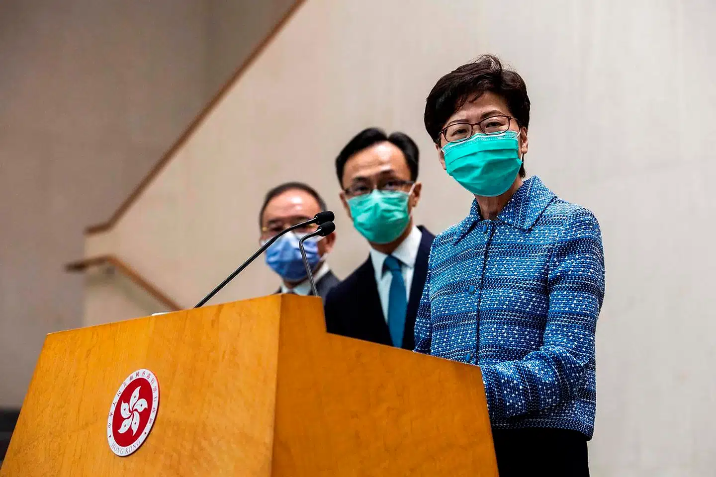 Hongkongs politiske leder, Carrie Lam, har måttet genindføre nye skrappe restriktioner for kontorer, butikker og indrejse, efter at antallet af smittede igen begyndte at stige.