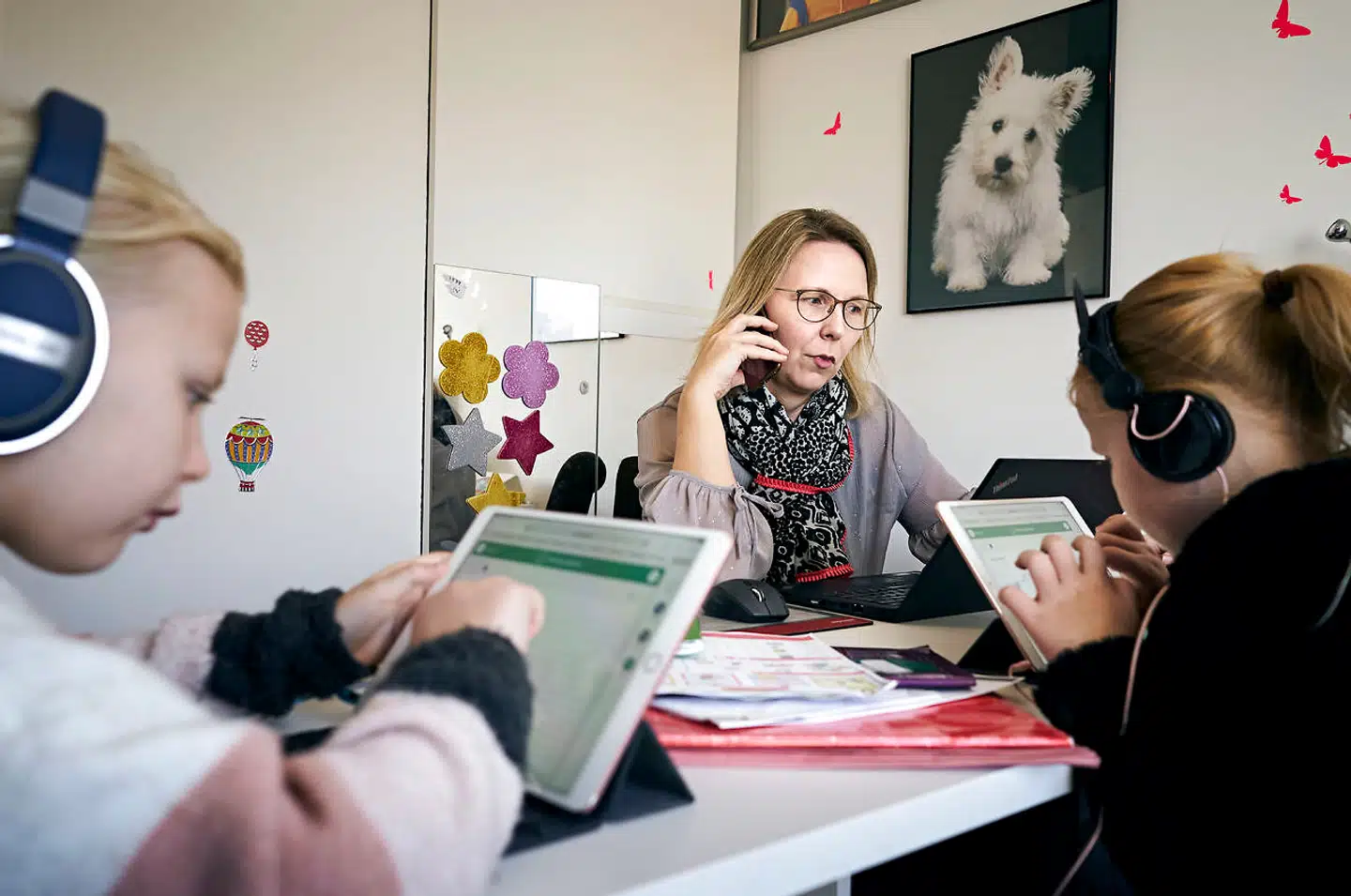 Stine Tarborg jonglerer mellem sit eget arbejde sine døtres skolearbejde. Børnene hedder Laura (i lyserød) og Julie (i sort).