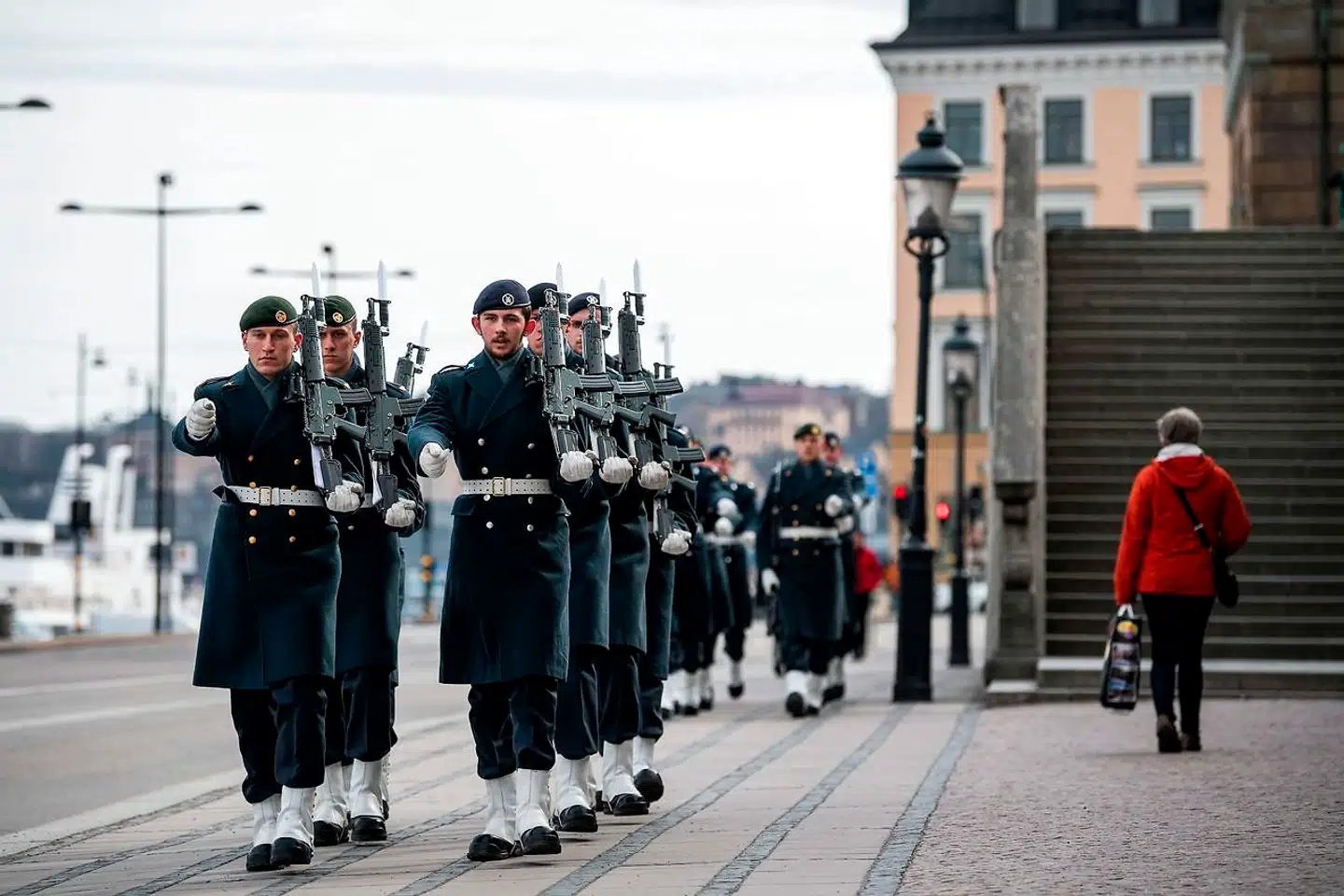 Svenskerne har i langt højere grad end danskerne fået lov til at bibeholde en nogenlunde normal hverdag under virusepidemien. Det vækker bekymring hos nogle svenskere, der mener, at myndigheder og regering løber en stor risiko. Her er det svenskere gardere ved slottet i Stockholms centrum.