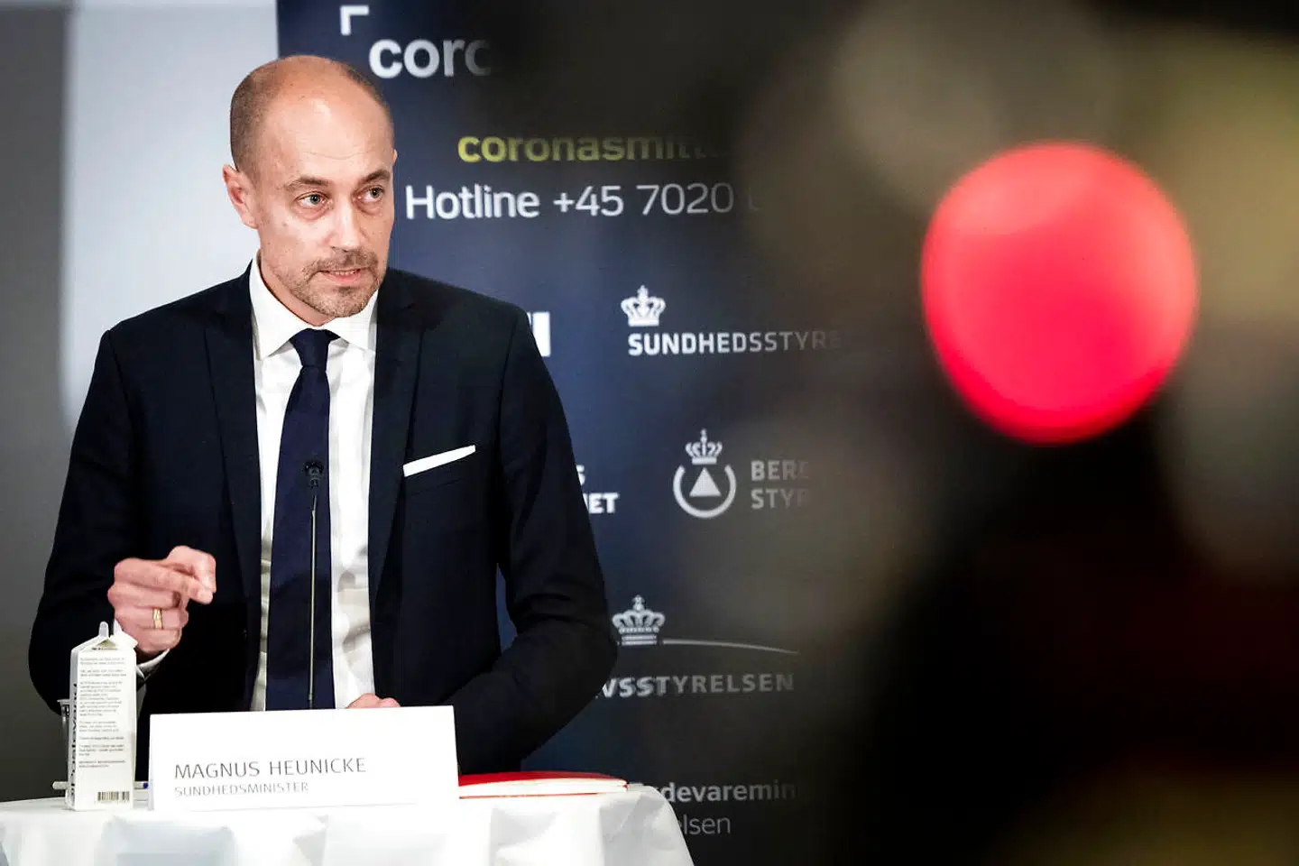 En række myndigheder giver en status på situationen med coronavirus i Danmark, i Eigtveds Pakhus, mandag den 16. marts 2020. Til stede ved pressebriefingen er sundhedsminister Magnus Heunicke, direktør i Udenrigsministeriet Erik Brøgger Rasmussen, Kåre Mølbak fra Statens Serum Institut, Katrine Winding fre Erhvervsstyrelsen, Christian Harsløf fra Kommunernes Landsforening og Anders Frandsen fra Rigspolitiet.. (Foto: Ida Marie Odgaard/Ritzau Scanpix)