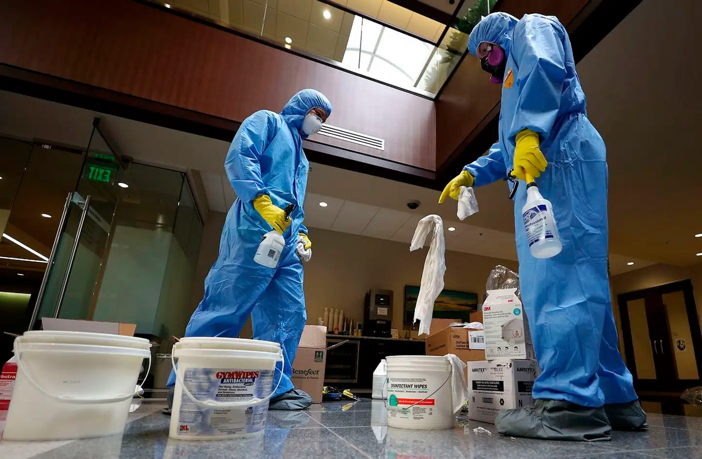 Et kontor i Maryland i USA bliver desinficeret for potentiel coronavirus. Smitten spreder sig hurtigt i USA og gør investorerne nervøse.