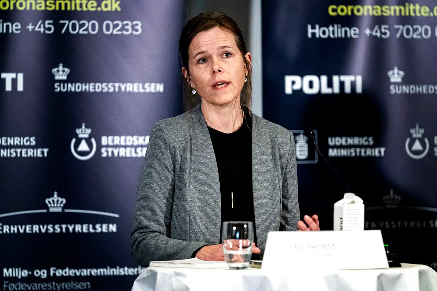 Helene Probst fra Sundhedsstyrelsen gik på et pressemøde onsdag i rette med både WHO og sundhedsminister Magnus Heunicke. WHOs anbefalinger er nemlig kun rammesættende – ikke konkrete anbefalinger møntet på Danmark.