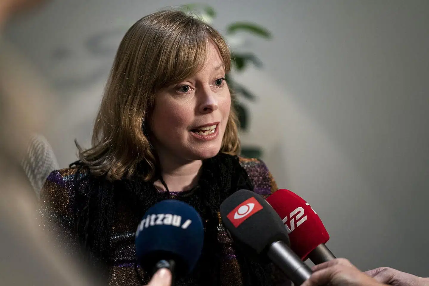 »Andelen af dansk produceret musik på DRs radiokanaler blev i denne uge skruet op fra 49 pct. til 80. (...) Den er udelukkende taget for at imødekomme en opfordring fra kulturminister Joy Mogensen (...),« skriver Torben Steno.