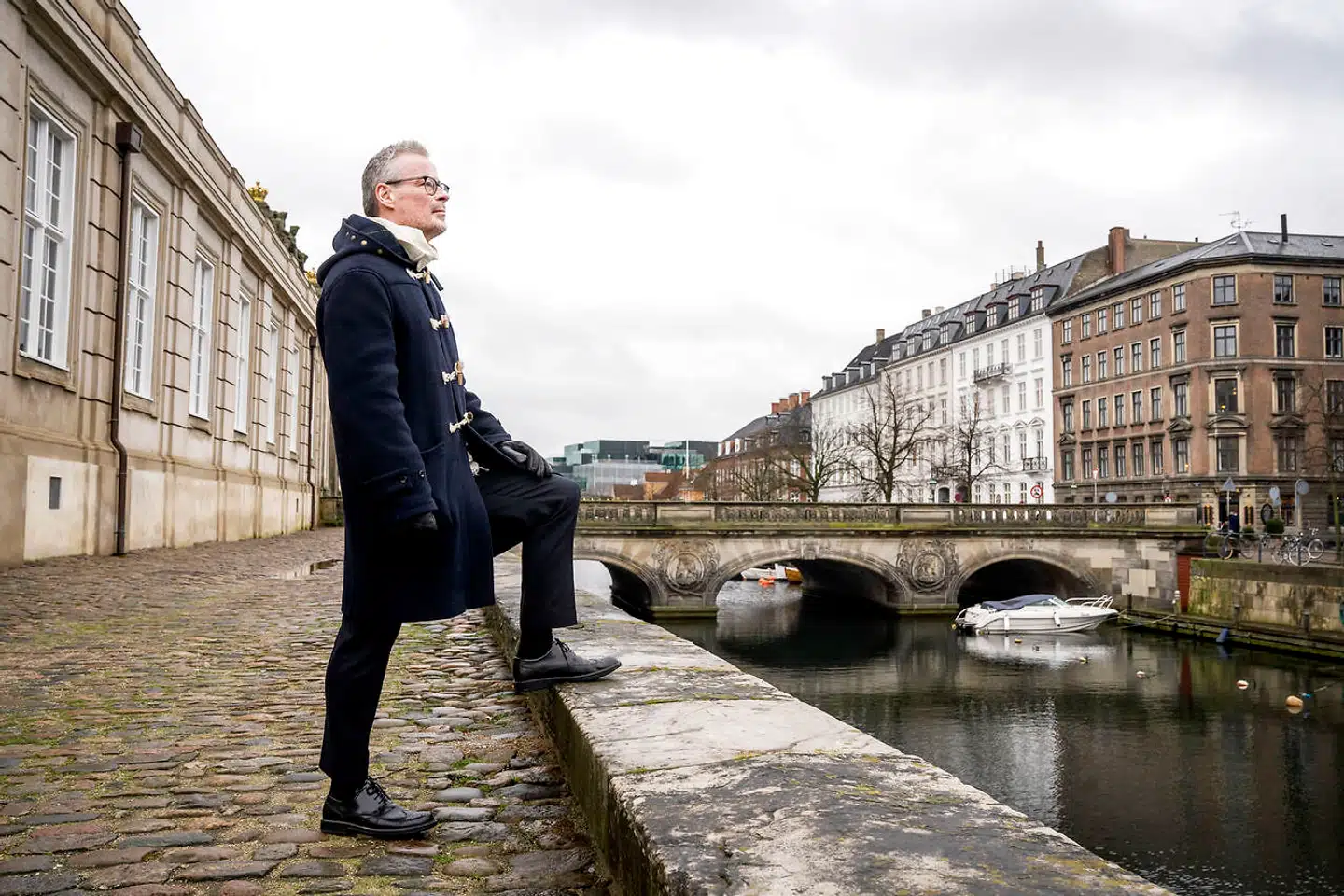 Vi er sociale som mennesker. Vi kan simpelt hen ikke holde ud at leve i total ensomhed.
