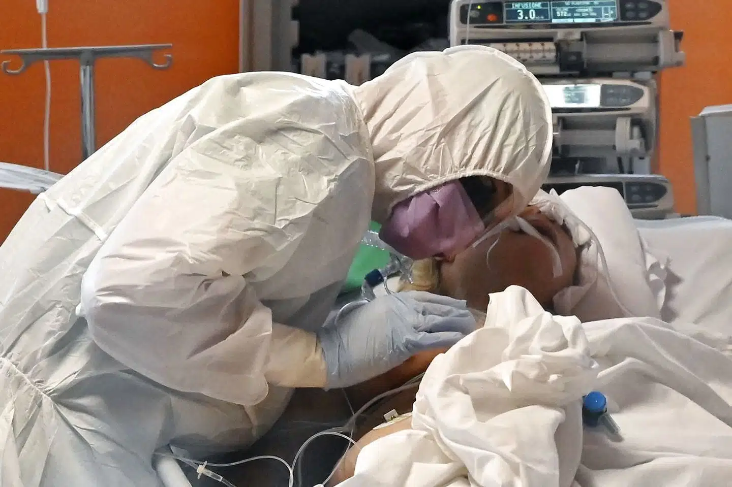 De italienske læger og sygeplejersker kæmper for patienternes liv i denne tid. Antallet af indlagte og omkomne fortsætter med at stige. Heldigvis er der også gode historier, som den om Mattia, som nu er udskrevet fra hospitalet.