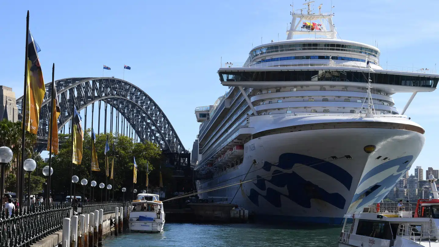 Krydstogtskibet Ruby Princess, der har 1.000 karantæneramte besætningsmedlemmer, ligger nu i Sydneys havn på trods af forbud.
