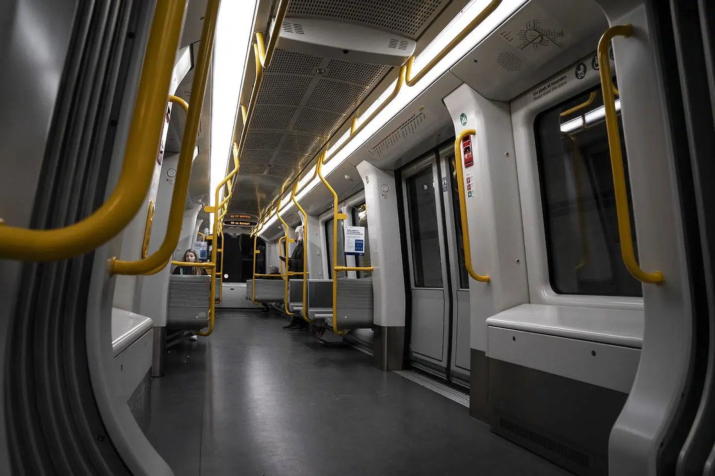 Der er ikke mange passagerer i de hvide metrotog i disse dage. Men på lørdag åbner en ny gren af metroen i København som planlagt – dog uden folkefest og store taler.