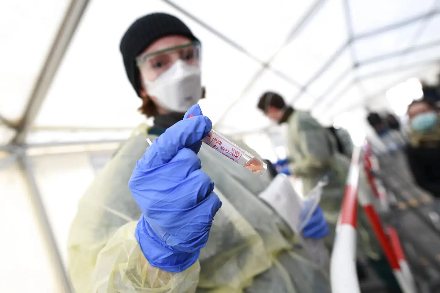 »Test, test, test,« siger WHO. Det siger Danmark nu, at man vil gøre, men i virkeligheden ser det ikke ud til, at man vil efterleve WHOs anbefalinger. Samtidigt slår overlæger fast, at det er helt centralt, at man ikke bare tester mange, men også tester dem hurtigt.