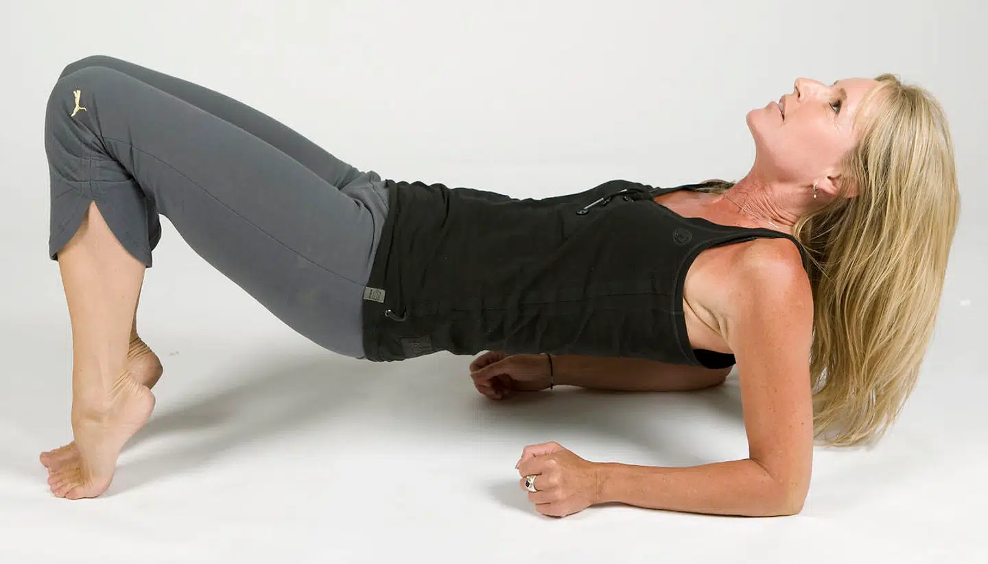 Samtlige øvelser kan udføres hjemme på stuegulvet med et miks af sprællemænd, squat, armbøjninger, planken og så videre.