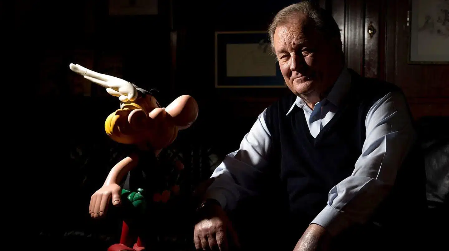 Albert uderzo med Asterix - hans mest populære figur. (Foto: JOEL SAGET/Ritzau Scanpix)