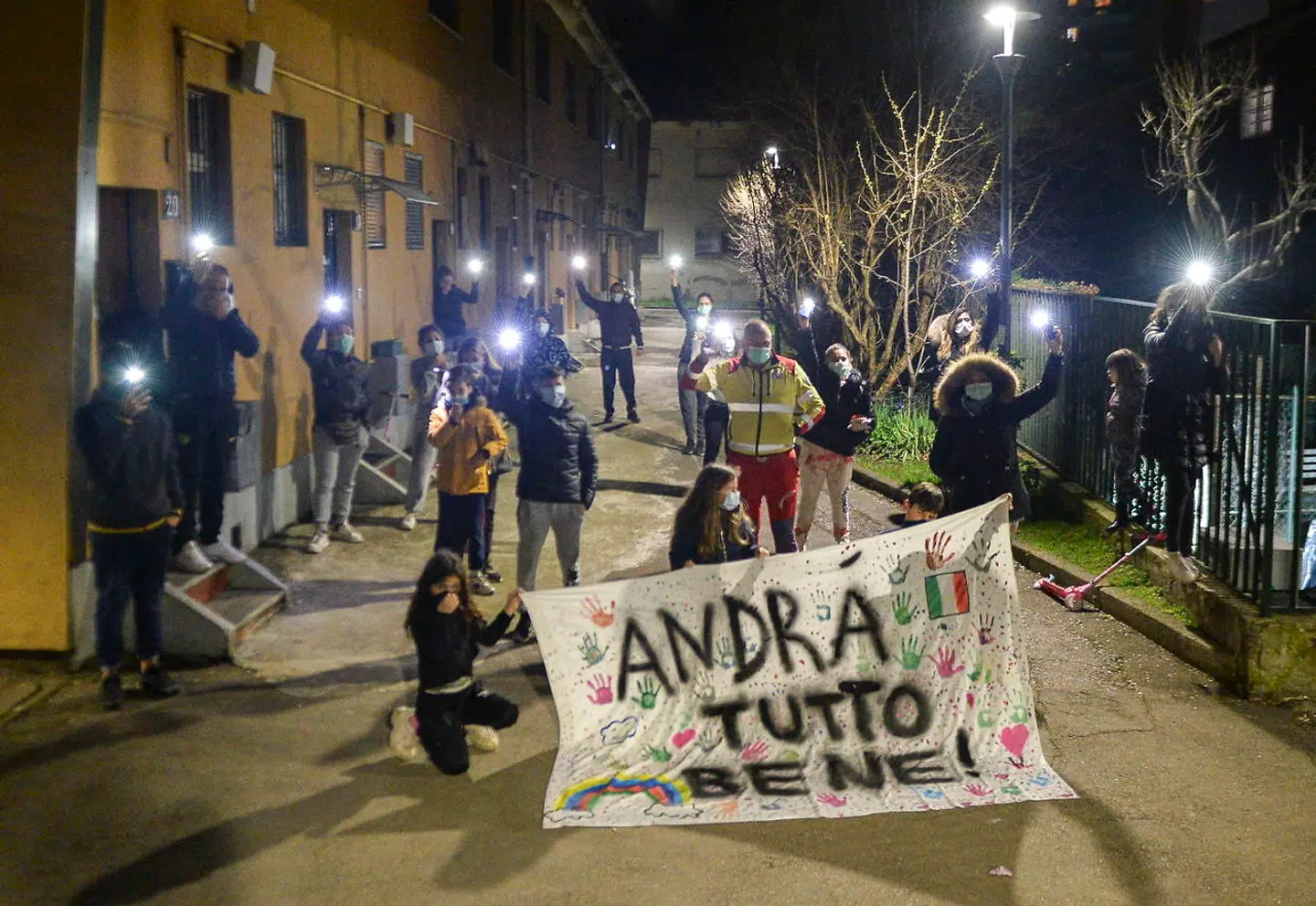 »Andrá tutto bene!« – det hele skal nok gå – er blevet italienernes parole i kampen mod coronavirus. Budskabet, der – malet på bannere og plakater – hænger fra altaner og på mure over hele landet, har hidtil virket mest som en besværgelse mod den galoperende epidemi. Men nu begynder udviklingen måske at vende.