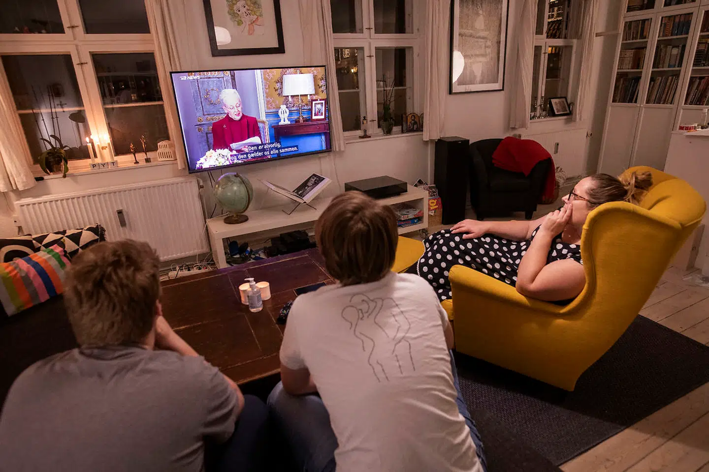 Nu kan borgere, som ser tv via signaler fra antenne, ånde lettet op. De mister alligevel ikke tv-signalet midt i coronakrisen. På billedet sidder en familie og lytter til Dronning Margrethes TV-tale om den alvorlige coronasituation.