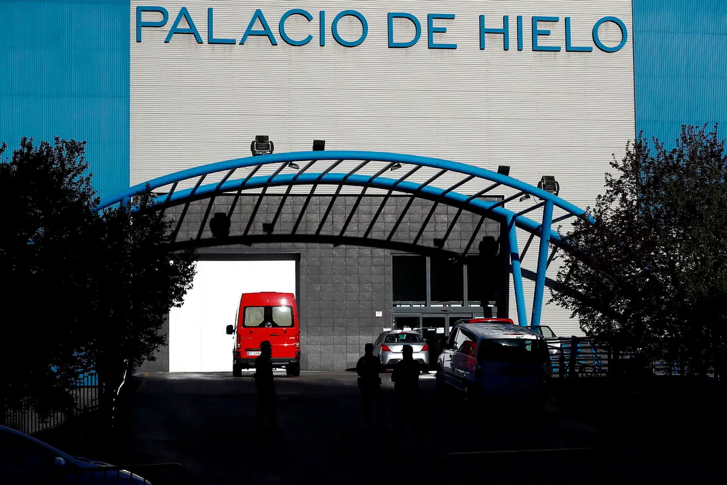 I Madrid kan bedemænd og begravelsesfirmaer ikke længere følge med. Mens antallet af døde vokser dag for dag, bliver skøjtehallen Palacio de Hielo nu taget i brug. Den skal være midlertidigt lighus.