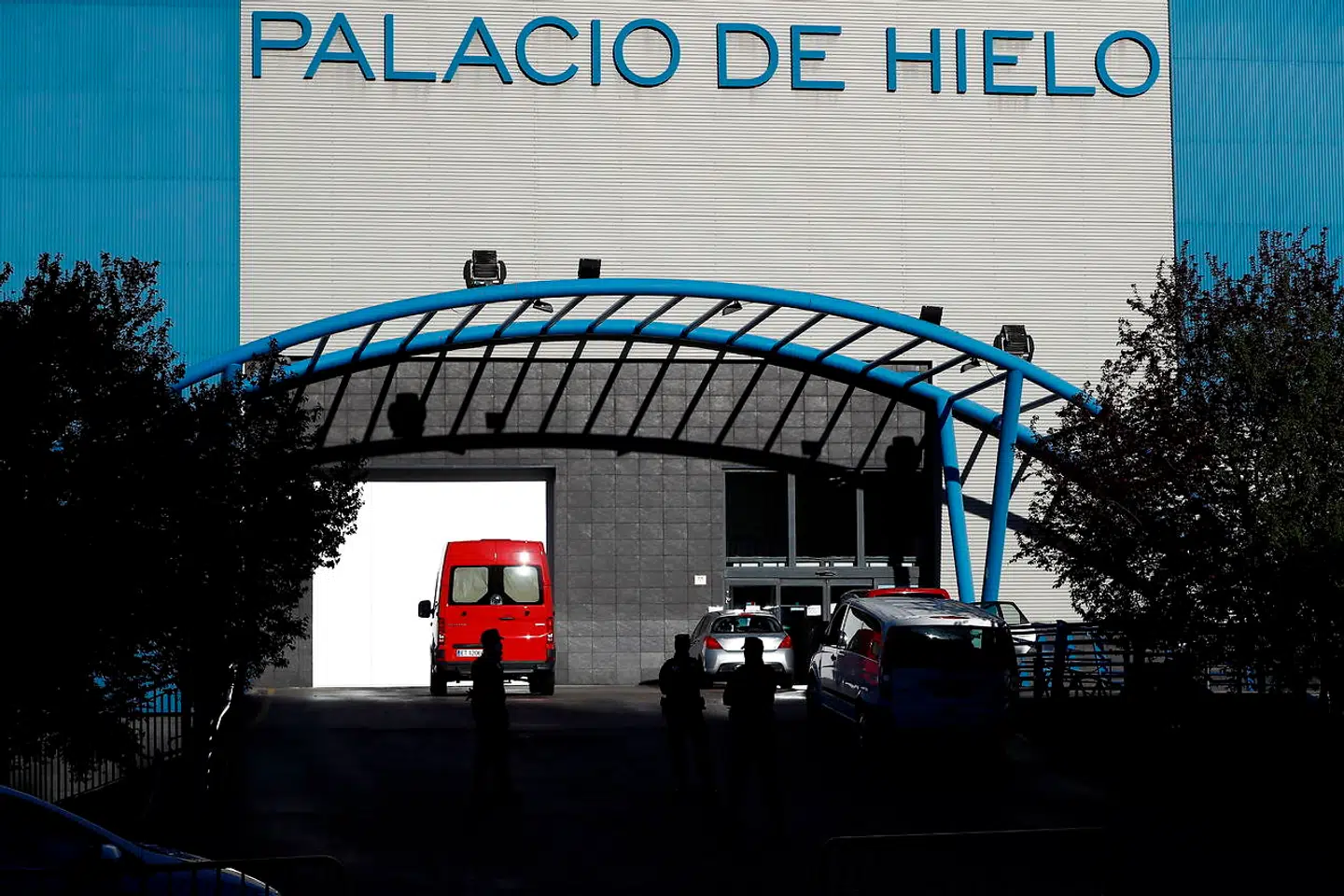 I Madrid kan bedemænd og begravelsesfirmaer ikke længere følge med. Mens antallet af døde vokser dag for dag, bliver skøjtehallen Palacio de Hielo nu taget i brug. Den skal være midlertidigt lighus.