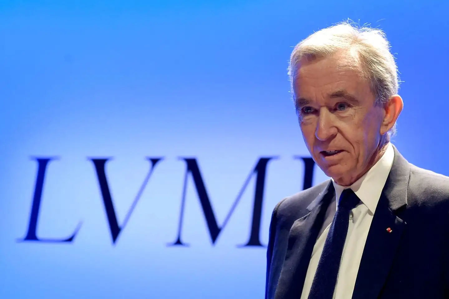 Bernard Arnault, der leder den franske luksusgigant LVMH og er Frankrigs rigeste mand, har tabt store summer på de økonomiske efterdønninger af coronapandemien. Han roses nu for at omstille en del af produktionen til at lave gratis håndsprit til sundhedsvæsenet, men er tidligere rendt ind i kritik, når han har vist samfundssind. »Smålighed og jalousi,« kalder han kritikken.