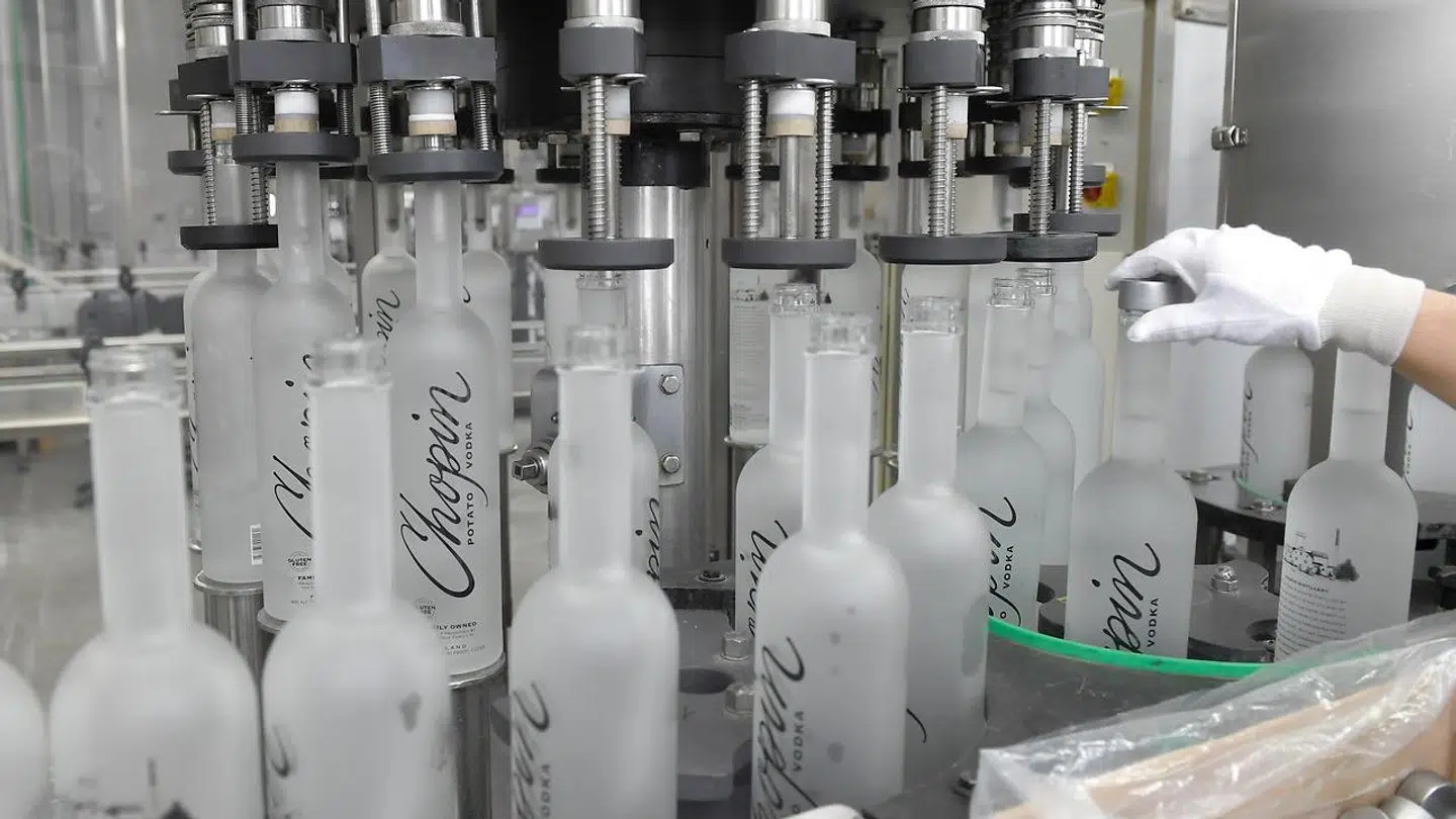Billedet er fra Polens produktion af lovlig vodka. Nu drager landet nytte af den ulovlige produktion, og illegalt konfiskeret vodka bliver anvendt som decinficerende middel, som er en mangelvare under coronakrisen.