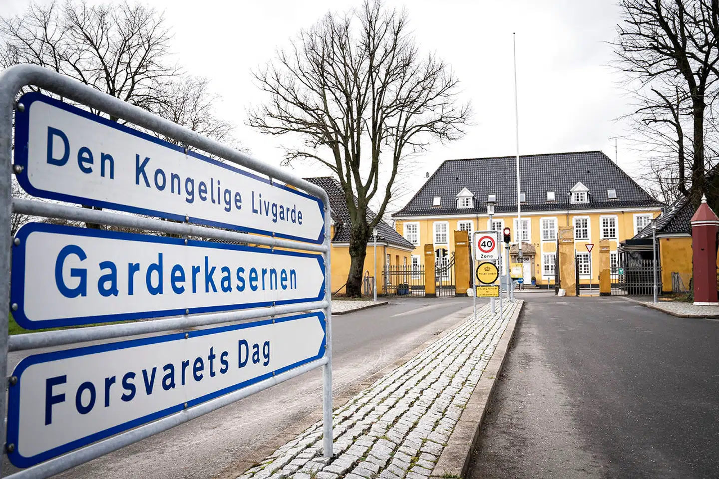 Garderkasernen i Høvelte er Livgardens primære kaserne, og den skulle kunne huse coronasmittede, hvis virussen kom til landet. Nu kan 40 af kasernens værnepligtige selv være smittet med coronavirus.