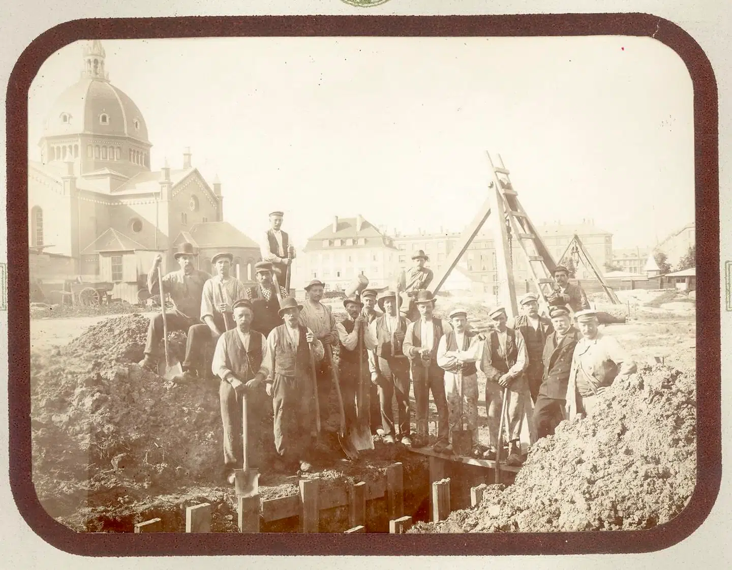 Der lægges vandrør ved Sankt Markus Kirken på Frederiksberg i 1890erne.