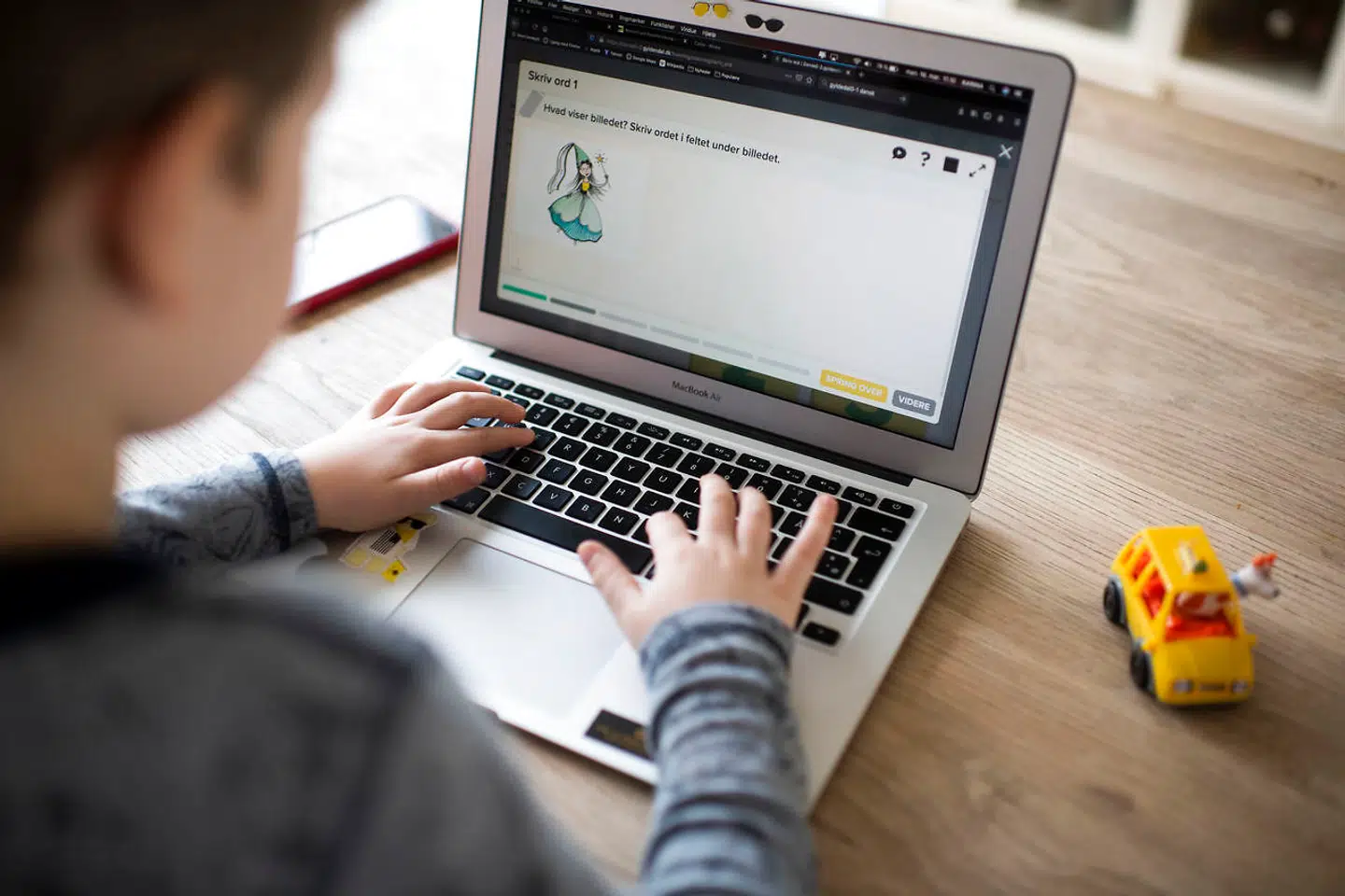 Første hjemmeskole dag. Charlie Unger går i 0 klasse og har sin første hjemmeskole dag. som han får hjælp til af sin mor Karina. Charlie syntes det sjovt at have hjemmeskolde dag, han keder sig nogle gange men nogle gange har han det sjovt siger han. Han syntes sjove på skoleintra side, selvom den var sværd at komme ind på.. (Foto: Anthon Unger/Ritzau Scanpix) (ARKIVFOTO).