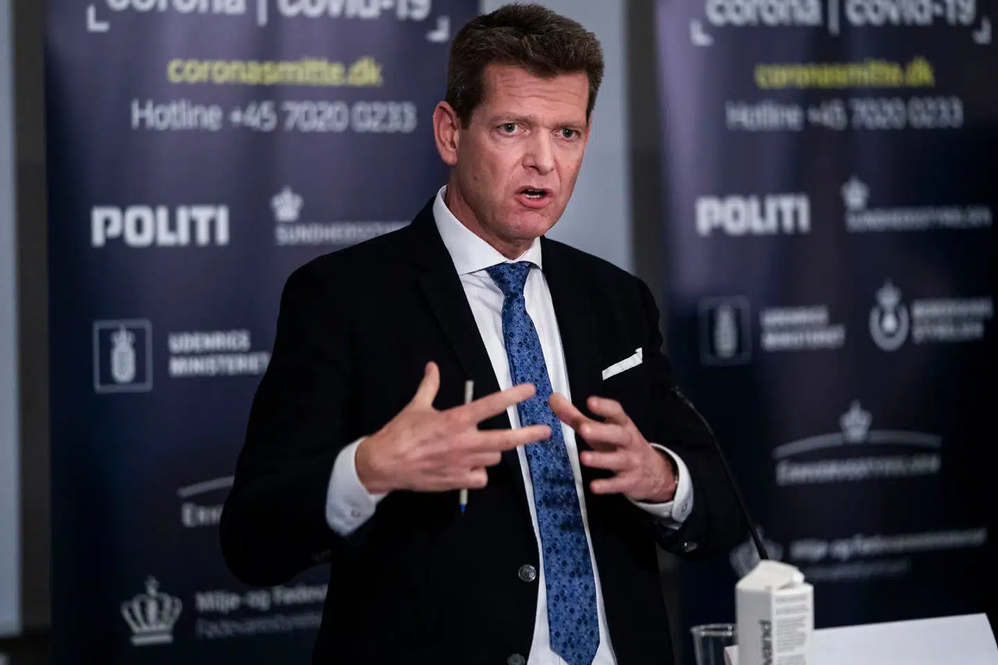 Statens Serum Institut og Sundhedsstyrelsen med direktør Søren Brostrøm i spidsen, forventer i den kommende uge en fortsat stigning i antallet af indlagte patienter og hermed også i antallet af patienter i intensiv behandling og dødsfald.