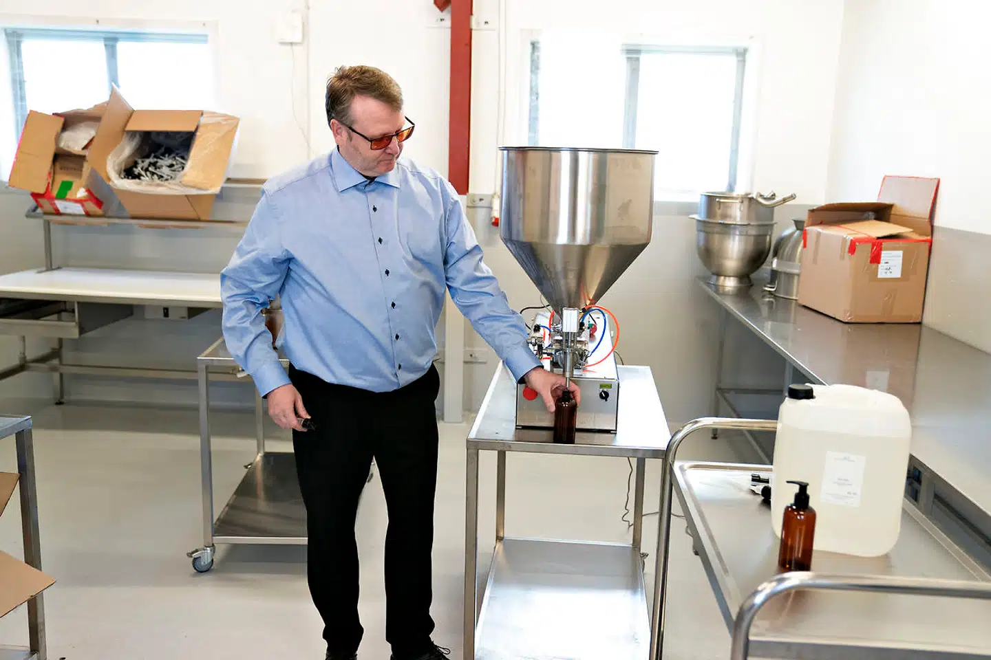 Michael Leonhard fra firmaet Leonhard Danmark i Brønderslev, mandag den 23. marts 2020. Firmaet har netop fået dispensation fra EU til at omstille deres produktion og producere håndsprit .. (Foto: Henning Bagger/Ritzau Scanpix)