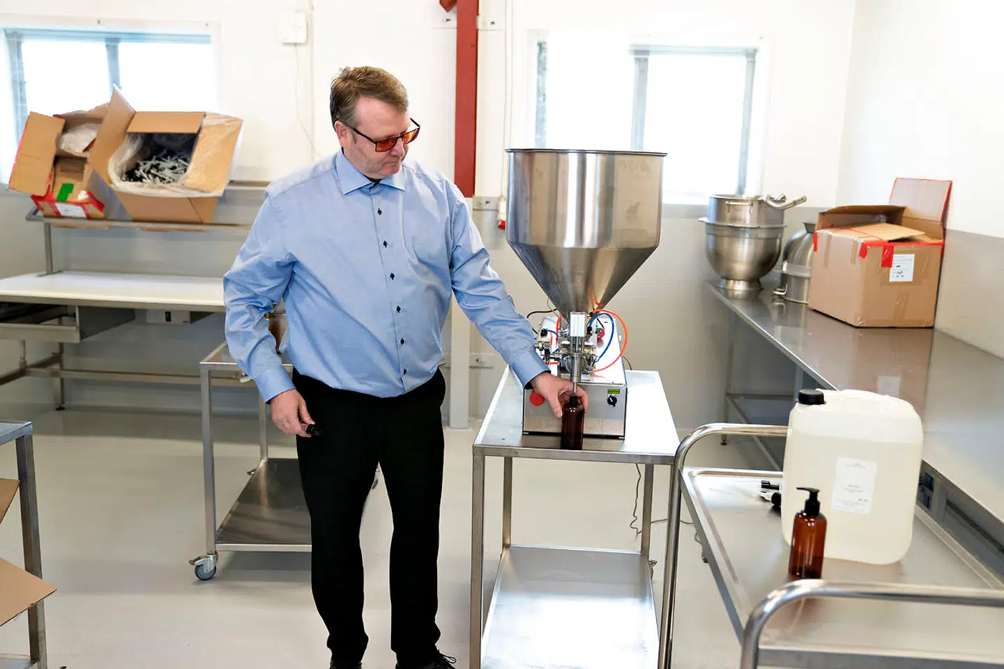 Michael Leonhard fra firmaet Leonhard Danmark i Brønderslev, mandag den 23. marts 2020. Firmaet har netop fået dispensation fra EU til at omstille deres produktion og producere håndsprit .. (Foto: Henning Bagger/Ritzau Scanpix)