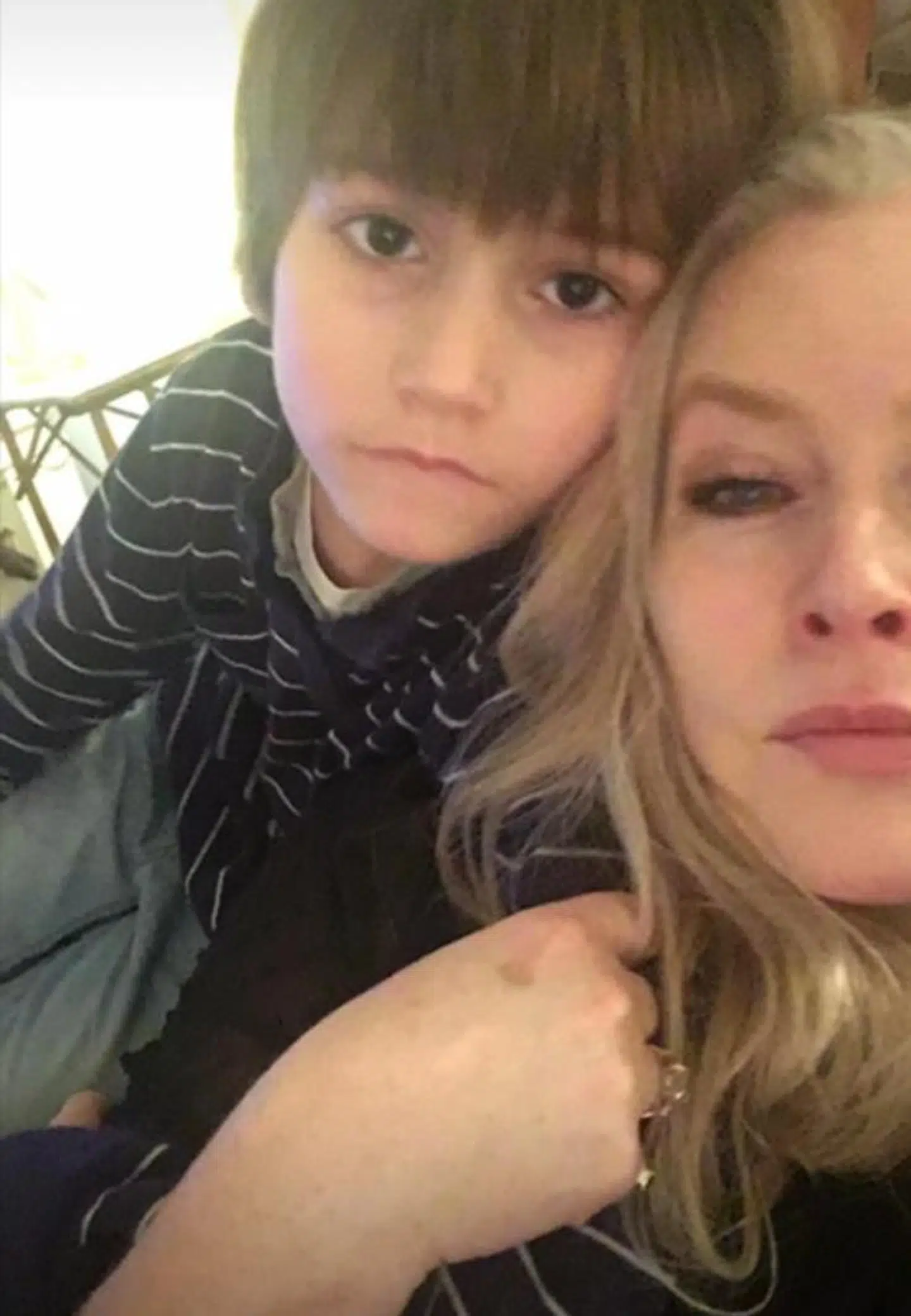 Anne Sofie Allarp med sin søn i hjemmet.