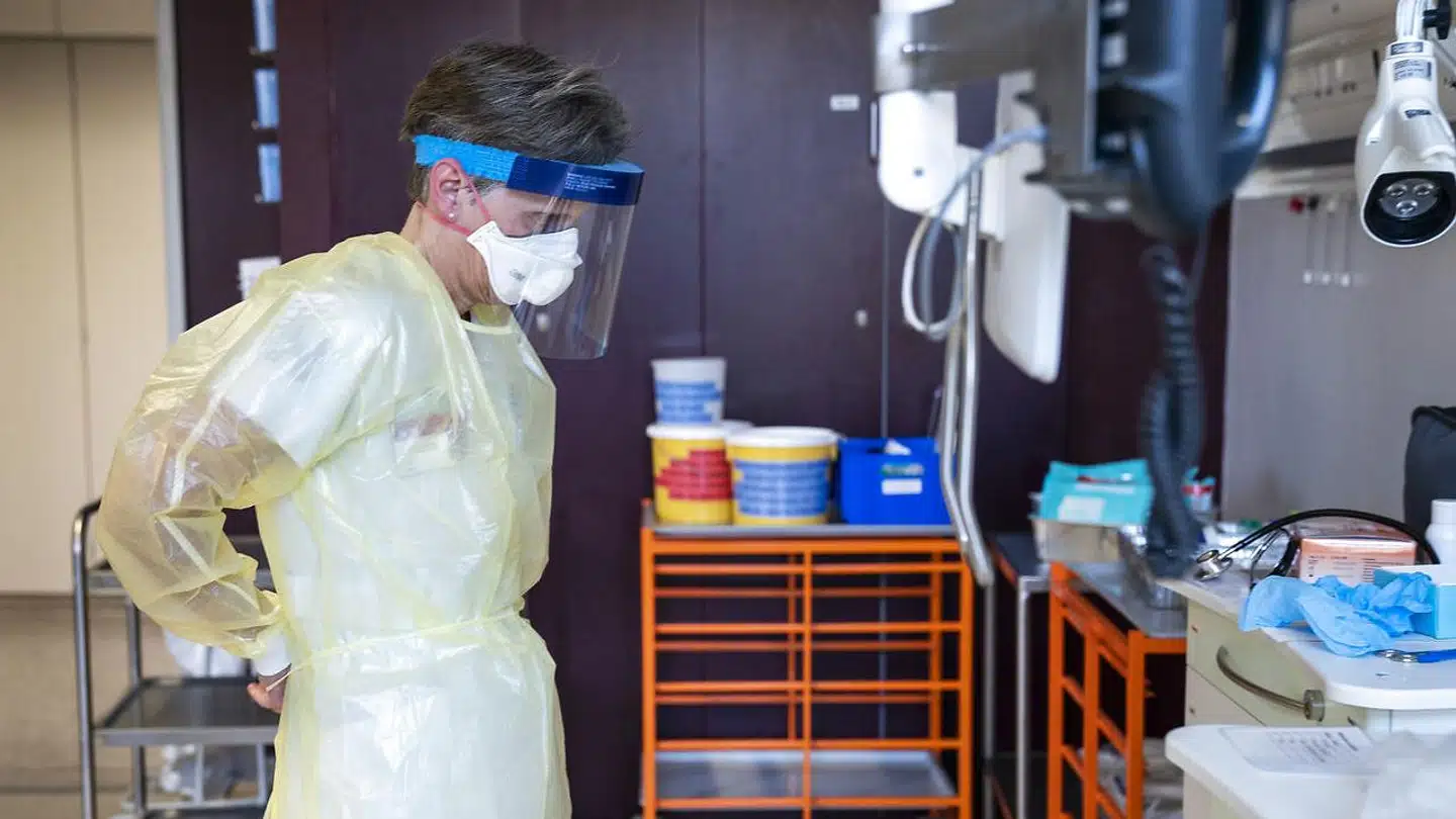 På nogle sygehuse er man ved at have tømt depoterne for en del af de værnemidler, der kan beskytte personalet mod coronavirus. Det gælder både på sygehuse i Region Hovedstaden og i Region Nordjylland.