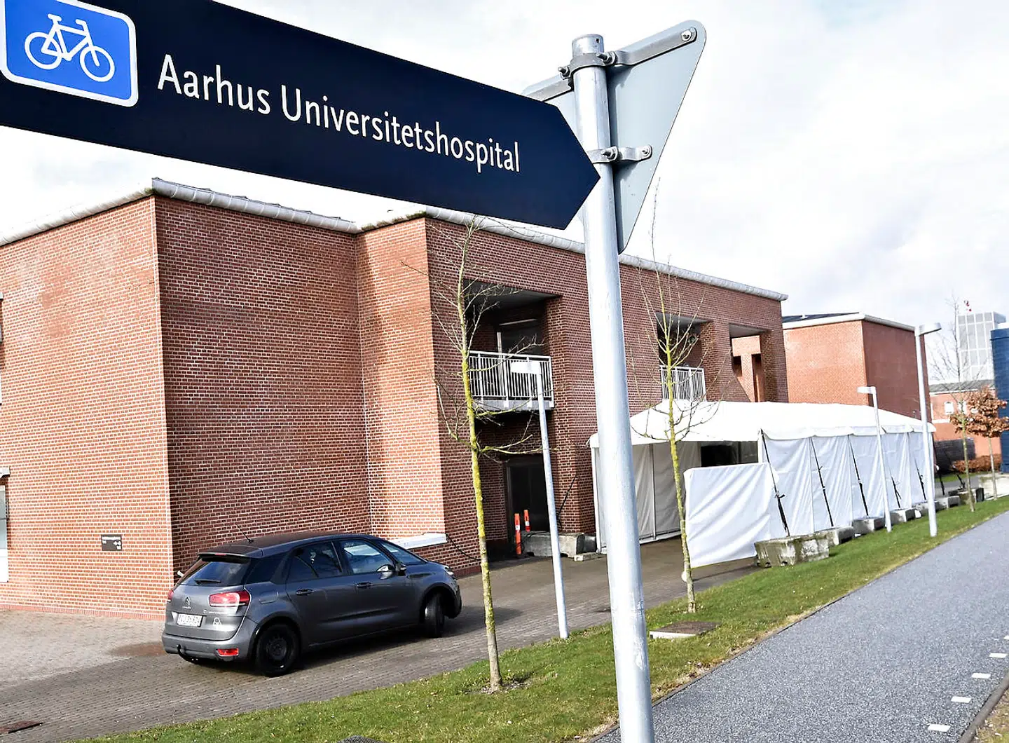 ARKIVFOTO: En vagt på Aarhus Universitetshospital blev søndag aften truet med at blive stukket ned, da han og flere kolleger greb en mand på fersk gerning i et tyveri af håndsprit på en af hospitalets afdelinger.