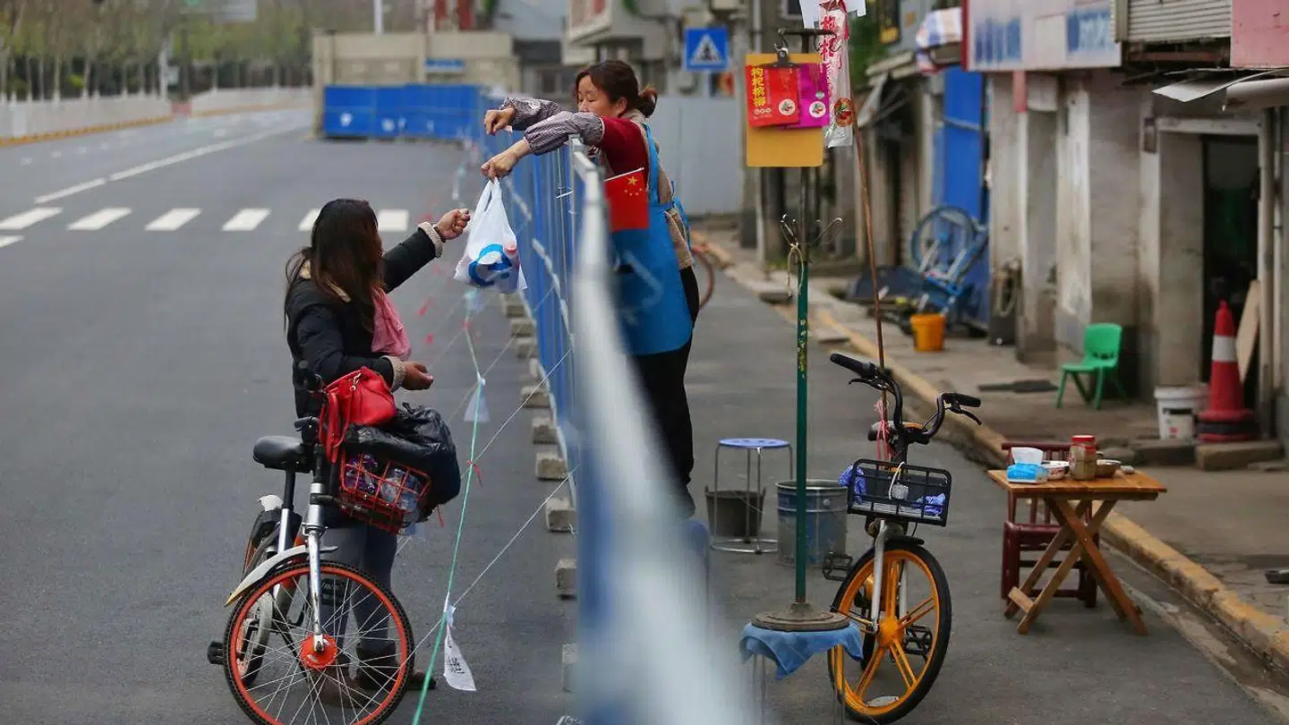 Myndighederne i Wuhan er så småt begyndt at give folk tilladelse til at forlade deres boliger. Man vil gradvist slække på de strenge forbud i forbindelse med coronavirussen.