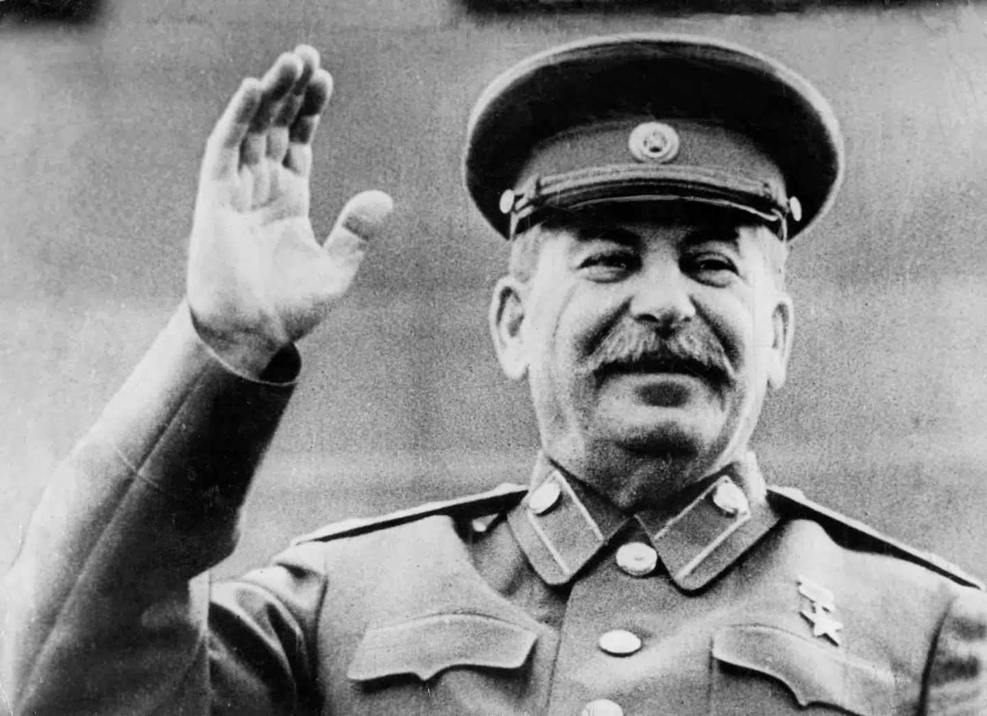 Josef Stalin ønskede ifølge Poul Villaume fred og forhandling, men USA førte en krigerisk retorik, og Roosevelt var i lommen på det industrielle våbenlobby, så »konturerne af den militariserede »garnisonsstat« viste sig, skriver Poul Villaume. Han tillægger USA hovedansvaret for, at man fik en kold krig og ikke fred og forsoning.
