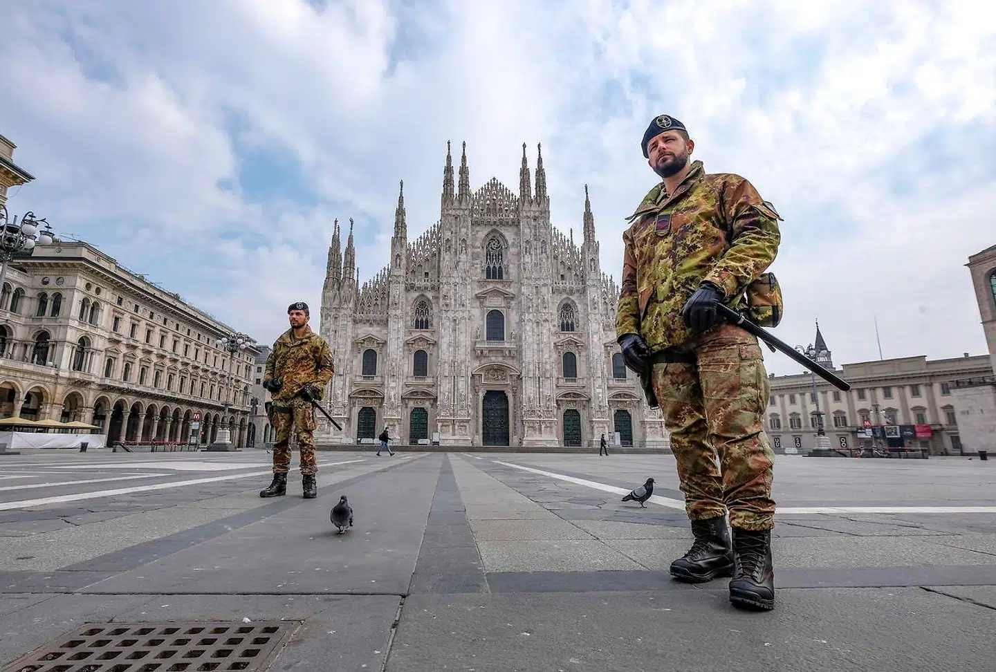Italienske soldater bevogter en mennesketom Piazza Del Duomo i hjertet af Milano. Nu opfordrer byens borgmester til at stå sammen for at undgå den »katastrofe«, der vil være, hvis smitten bider sig fast i storbyen.