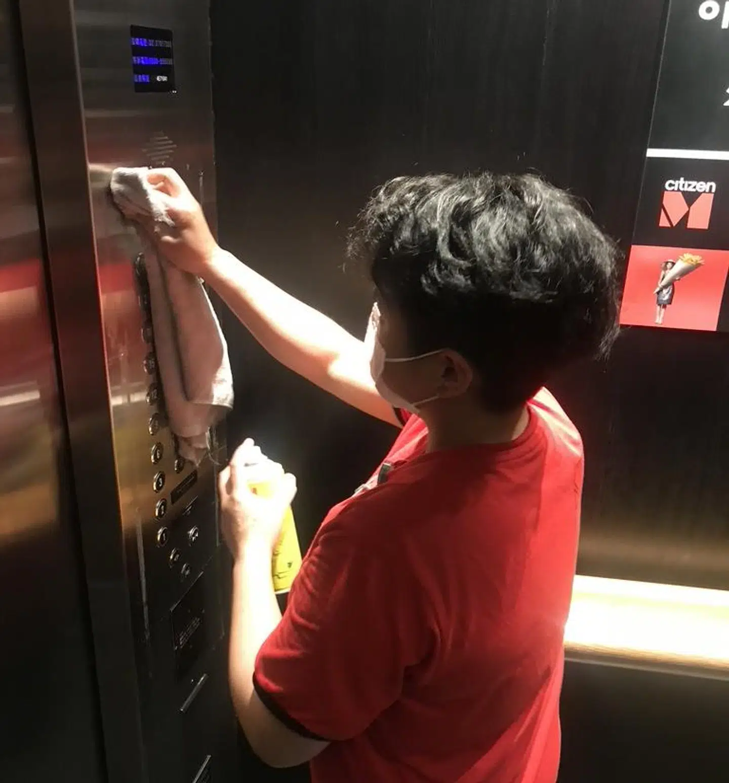 I Taiwan bliver elevatorer, diske, gelændere, håndtag og utallige andre overflader desinficeret hver dag med jævne mellemrum.