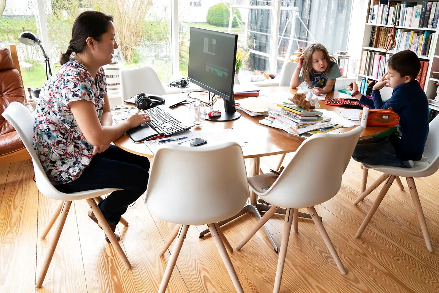 Som familier bør vi se den ulykkelige situation som en unik mulighed for at få noget af den dyrebare tid sammen, som vi normalt hungrer efter i kalenderen. I Herlev forsøger Julie og David Trolle Boding og deres børn Jacob og Dagmar at sætte deres hverdag i system.