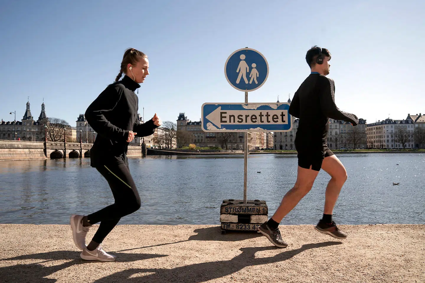 Københavns Kommune har i samarbejde med Københavns Politi valgt at gøre gå- og løbeturen rundt om Søerne i København ensrettet i urets retning. Lørdag eftermiddag, da dette billede blev taget, syntes alle dog endnu ikke at have forstået det.