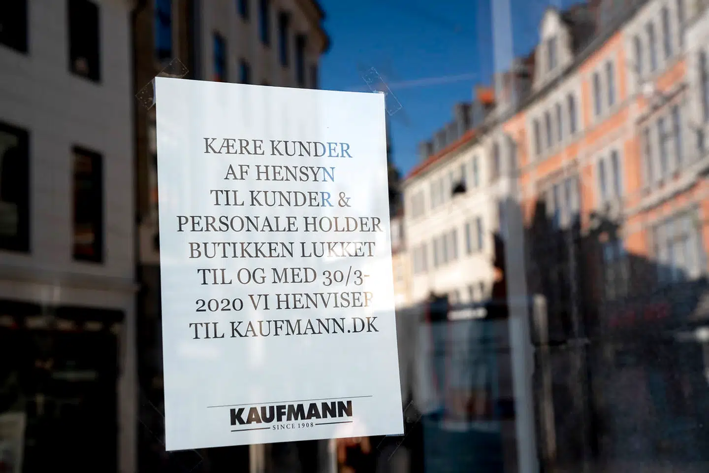 Hen over weekenden har de sidste butikker på Strøget lukket i et forsøg på at overleve coronakrisen. Her er det tøjkæden Kaufmann, der fortæller kunderne, at butikken har lukket foreløbig til udgangen af marts.