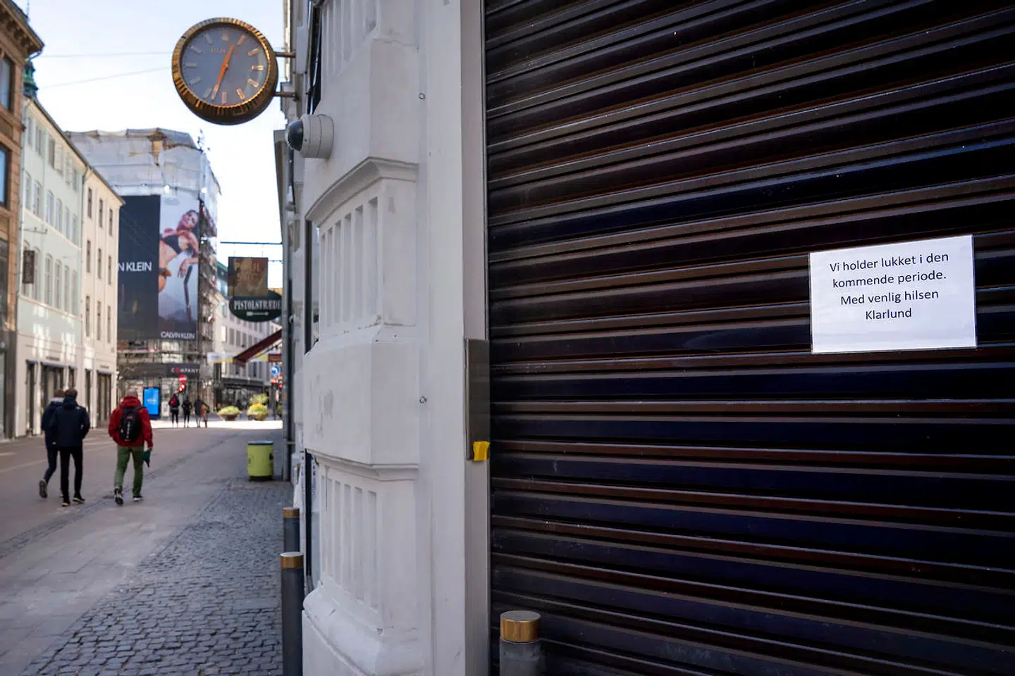 Under normale omstændigheder ville Strøget i København være tæt pakket af købelystne kunder i en weekend med forårsvej. Men sådan er det ikke i weekenden 21.-22. marts 2020. De sidste butikker har i løbet af denne uge valgt at lukke på grund af coronakrisen.